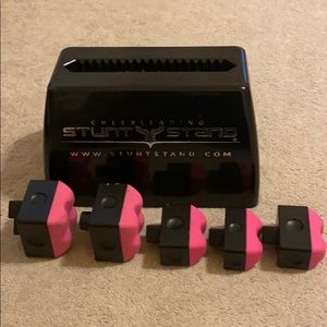 Cheerleading stunt stand